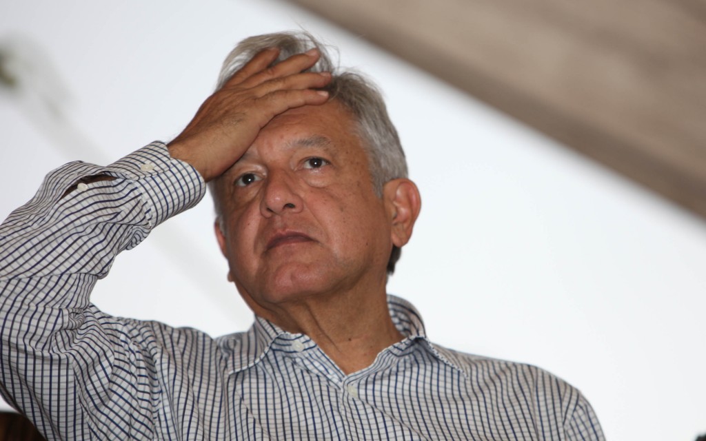 Andrés Manuel López Obrador, encabeza asamblea delegacional de MORENA y toma protesta al comite de MORENA en Iztapalapa,  lo acompañan Clara Brugada y Martí Batres, Ciudad de México.Foto: Benjamin Flores / Proceso